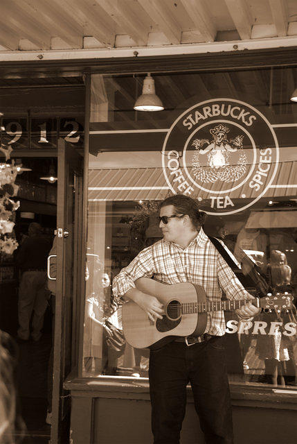 Guitar Player at Starbuck at Pike Market, 68,971 octets